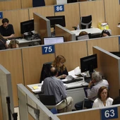 Imagen de archivo de funcionarios atendiendo a ciudadanos por la Declaración de la Renta. Imagen de archivo de funcionarios atendiendo a ciudadanos por la Declaración de la Renta.