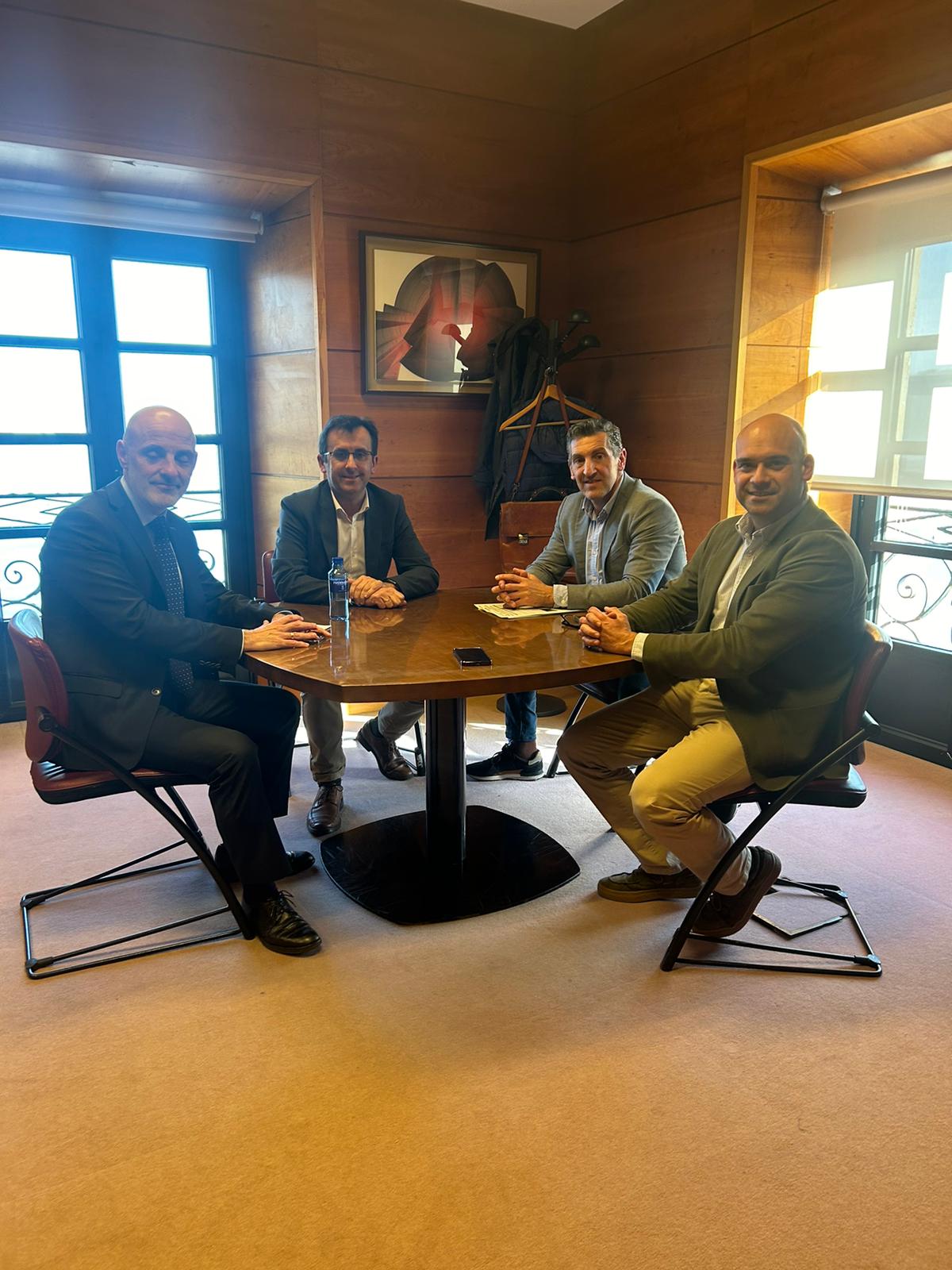 Las piraguas podrán volver a navegar en Gijón muy pronto Las piraguas podrán volver a navegar en Gijón muy pronto