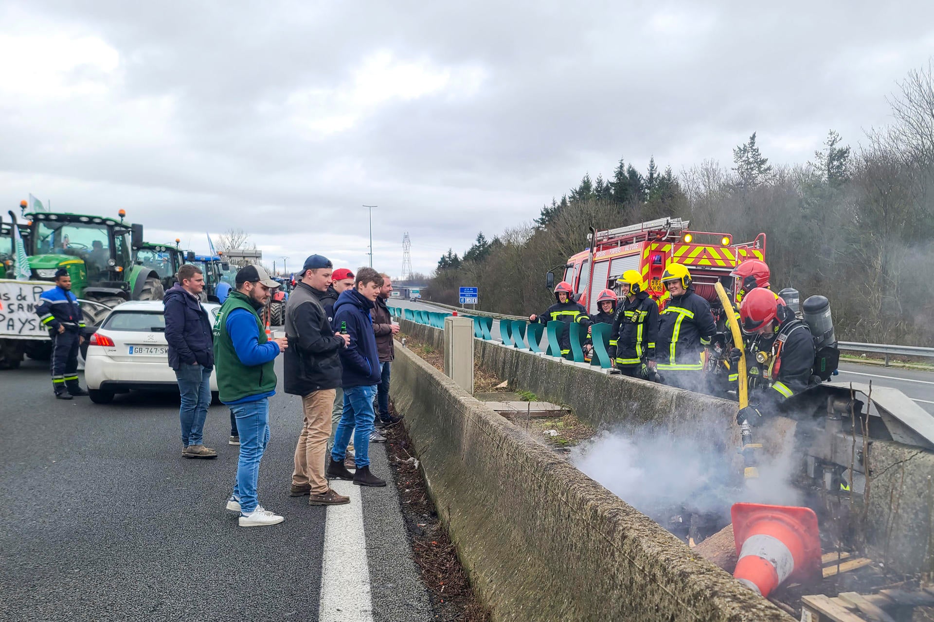 Críticas a los productos españoles en Francia en medio de las protestas de agricultores: "Los tomates son incomestibles" Críticas a los productos españoles en Francia en medio de las protestas de agricultores: "Los tomates son incomestibles"