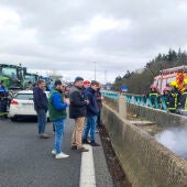 Agricultores franceses llevan a cabo una protesta en la autopista A1, a la altura de Chennevières-lès-Louvres.