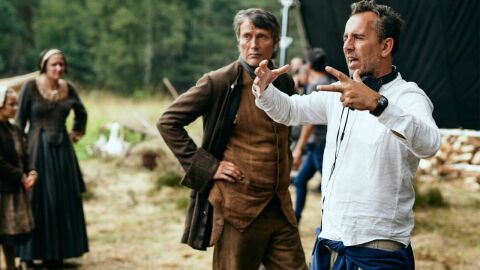 El director Nikolaj Arcel da instrucciones al actor Mads Mikkelsen en el set de rodaje de 'La tierra prometida'