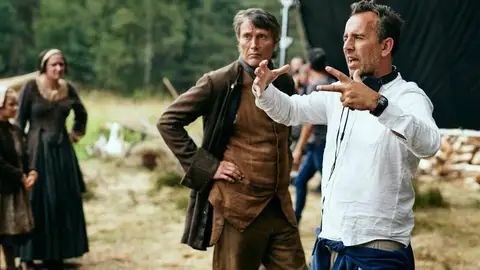 El director Nikolaj Arcel da instrucciones al actor Mads Mikkelsen en el set de rodaje de 'La tierra prometida' El director Nikolaj Arcel da instrucciones al actor Mads Mikkelsen en el set de rodaje de 'La tierra prometida'
