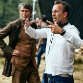 El director Nikolaj Arcel da instrucciones al actor Mads Mikkelsen en el set de rodaje de 'La tierra prometida'