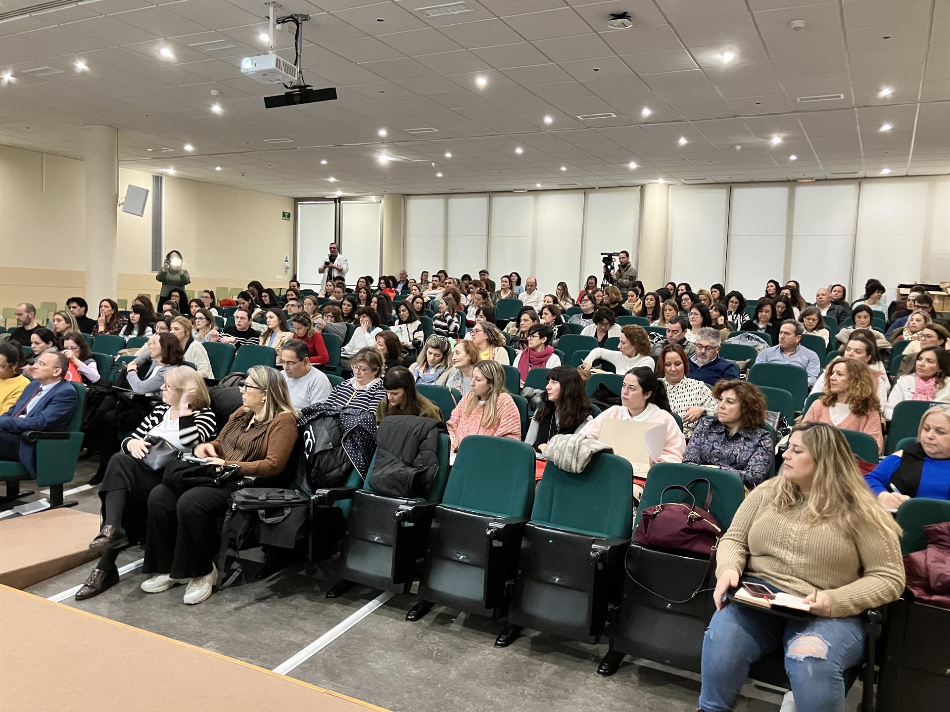 Unos 250 orientadores de centros educativos extremeños participan en Cáceres en el XVI Encuentro Regional Unos 250 orientadores de centros educativos extremeños participan en Cáceres en el XVI Encuentro Regional