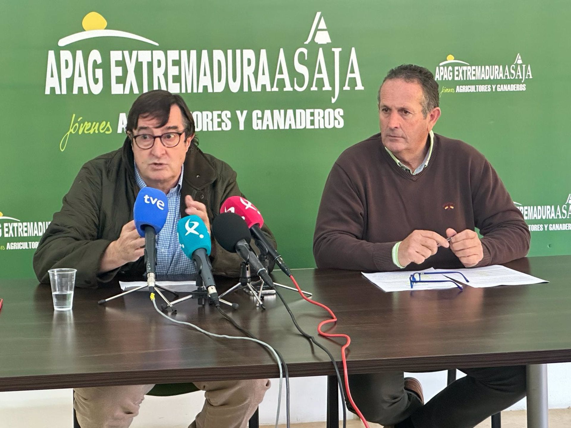 APAG Extremadura ASAJA anuncia cortes de carreteras, UPA-UCE comparte las reivindicaciones pero no respalda la unilateralidad APAG Extremadura ASAJA anuncia cortes de carreteras, UPA-UCE comparte las reivindicaciones pero no respalda la unilateralidad