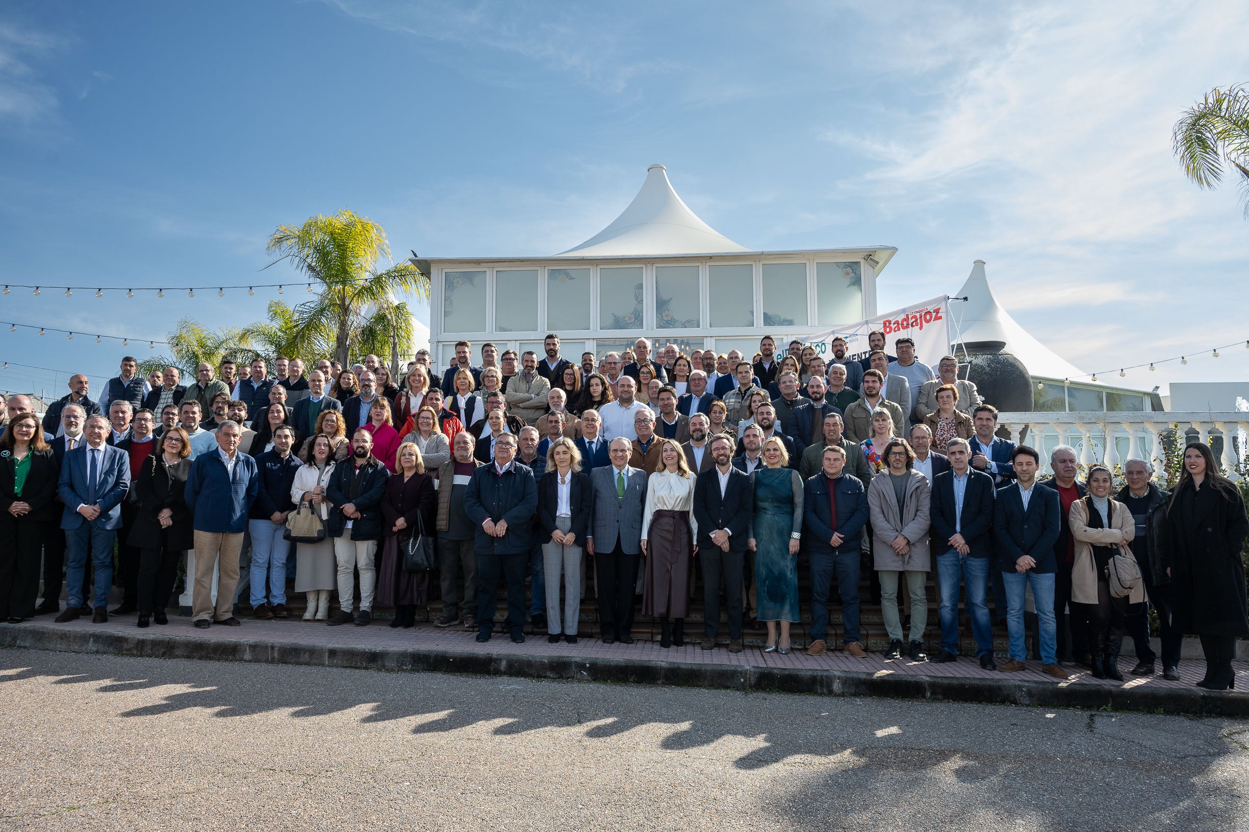 La Presidenta Guardiola apela a "la política de consenso" ante los alcaldes y alcaldesas de Extremadura La Presidenta Guardiola apela a "la política de consenso" ante los alcaldes y alcaldesas de Extremadura
