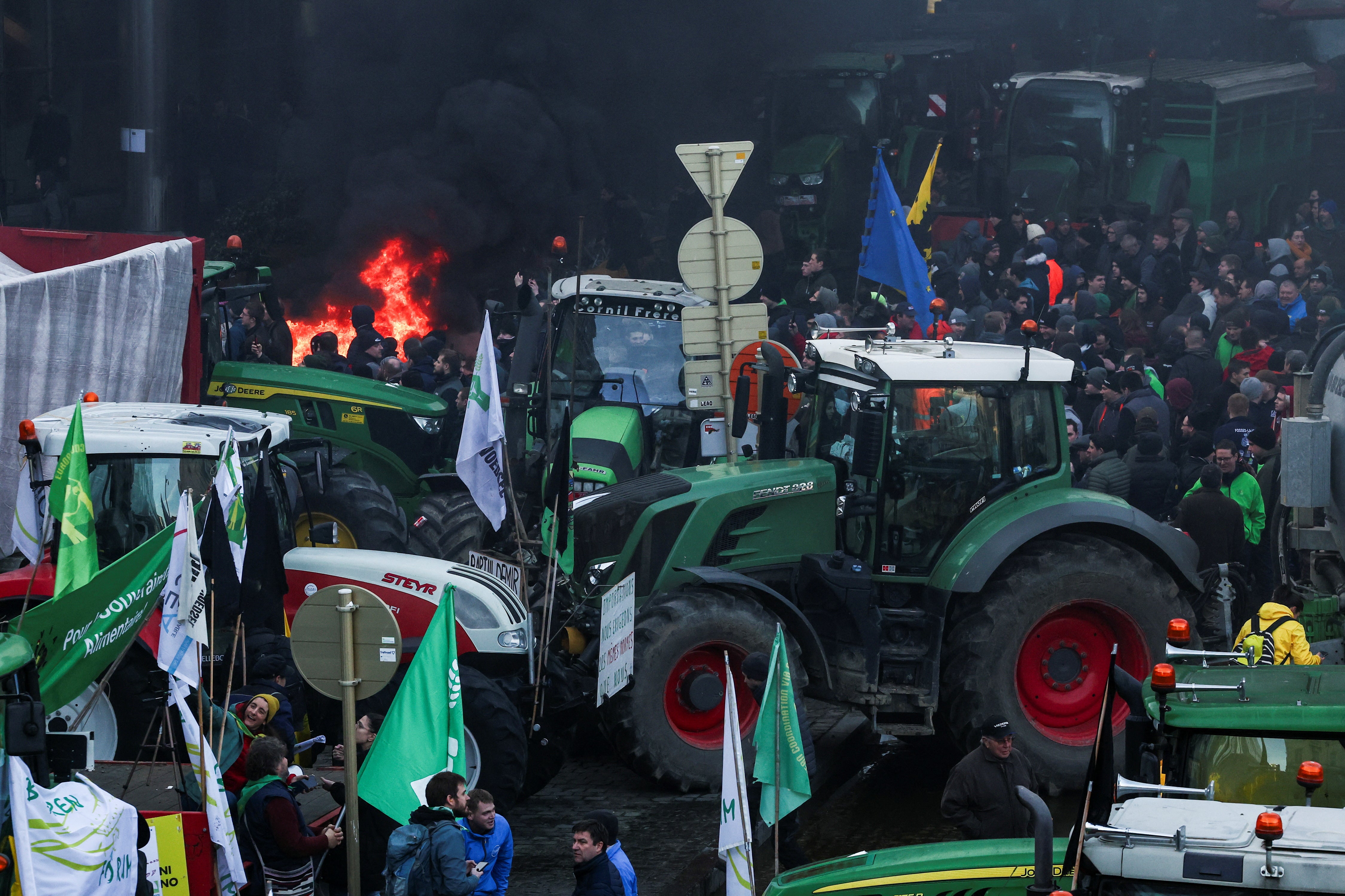 Cientos de agricultores protestan en Bruselas y se concentran con sus tractores frente al Parlamento Europeo Cientos de agricultores protestan en Bruselas y se concentran con sus tractores frente al Parlamento Europeo