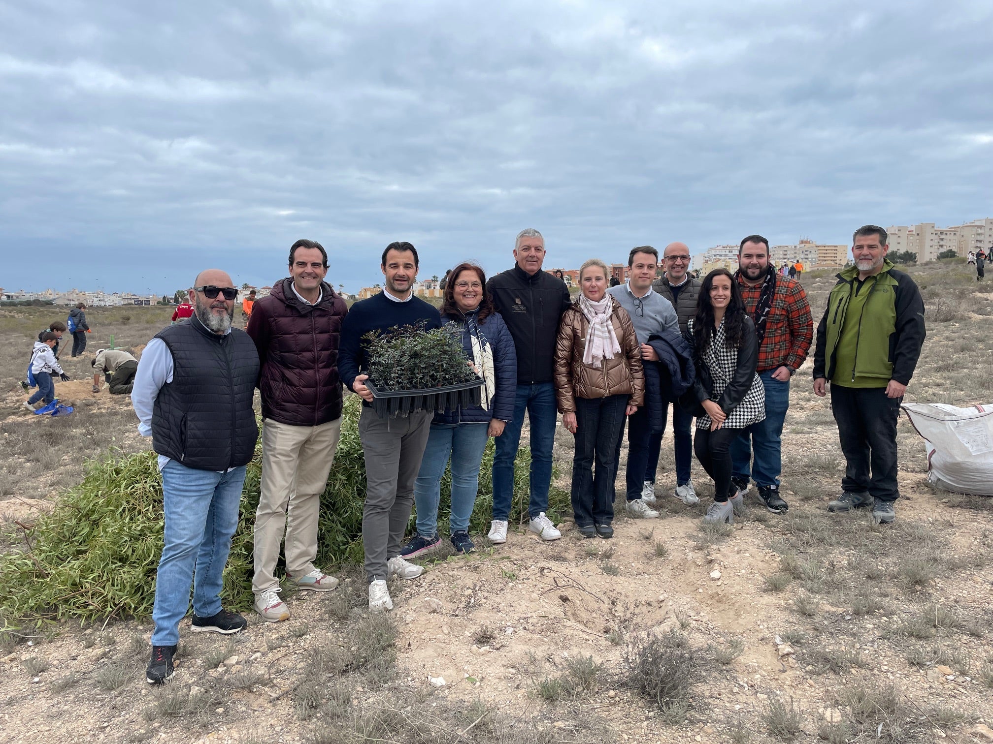 Torrevieja planta especies autóctonas con escolares en el parque natural de La Mata Torrevieja planta especies autóctonas con escolares en el parque natural de La Mata