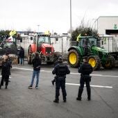 Policías franceses frente a agricultores a las puertas del mercado de Rungis
