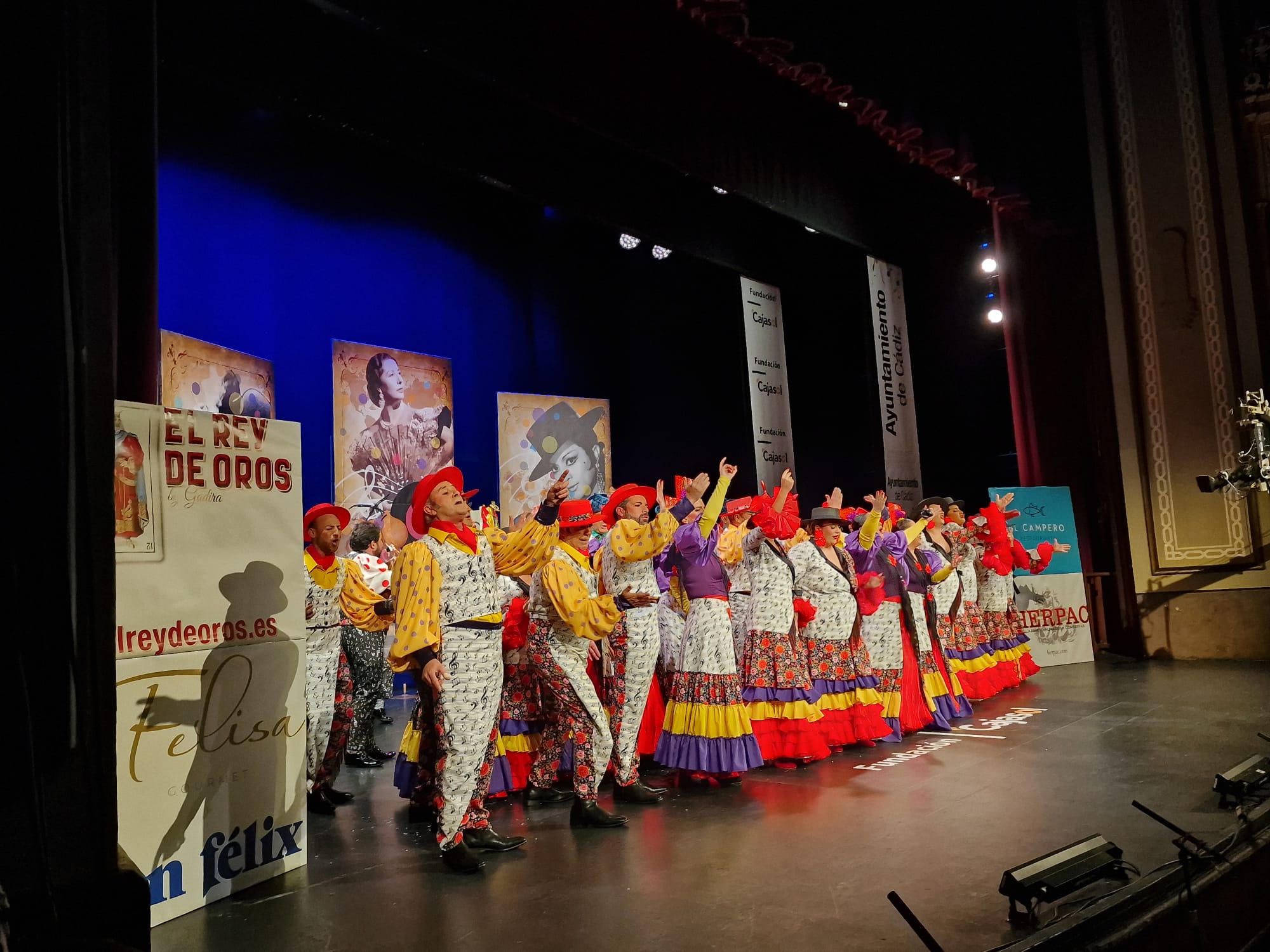 Así ha sido la actuación del coro 'El baúl de la Piquer' en los cuartos del COAC 2024 Así ha sido la actuación del coro 'El baúl de la Piquer' en los cuartos del COAC 2024