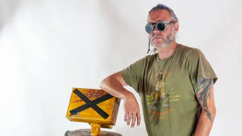 Obras del artista guardense José Castrillo dan la bienvenida al público del INVERFEST en el Circo Price de Madrid .