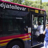 Una señora sube a un autobús de Tussam Una señora sube a un autobús de Tussam