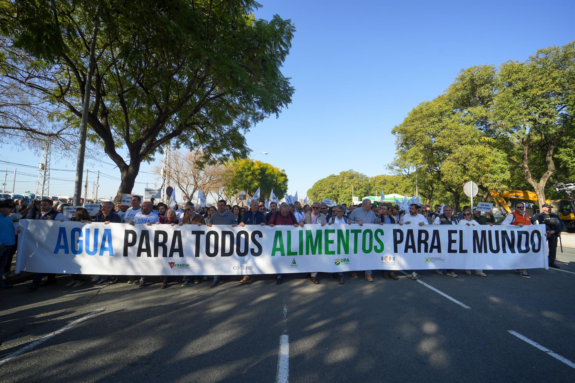 Agricultores cifran en 15.000 personas la asistencia a la protesta en Sevilla que "paraliza" el campo onubense Agricultores cifran en 15.000 personas la asistencia a la protesta en Sevilla que "paraliza" el campo onubense