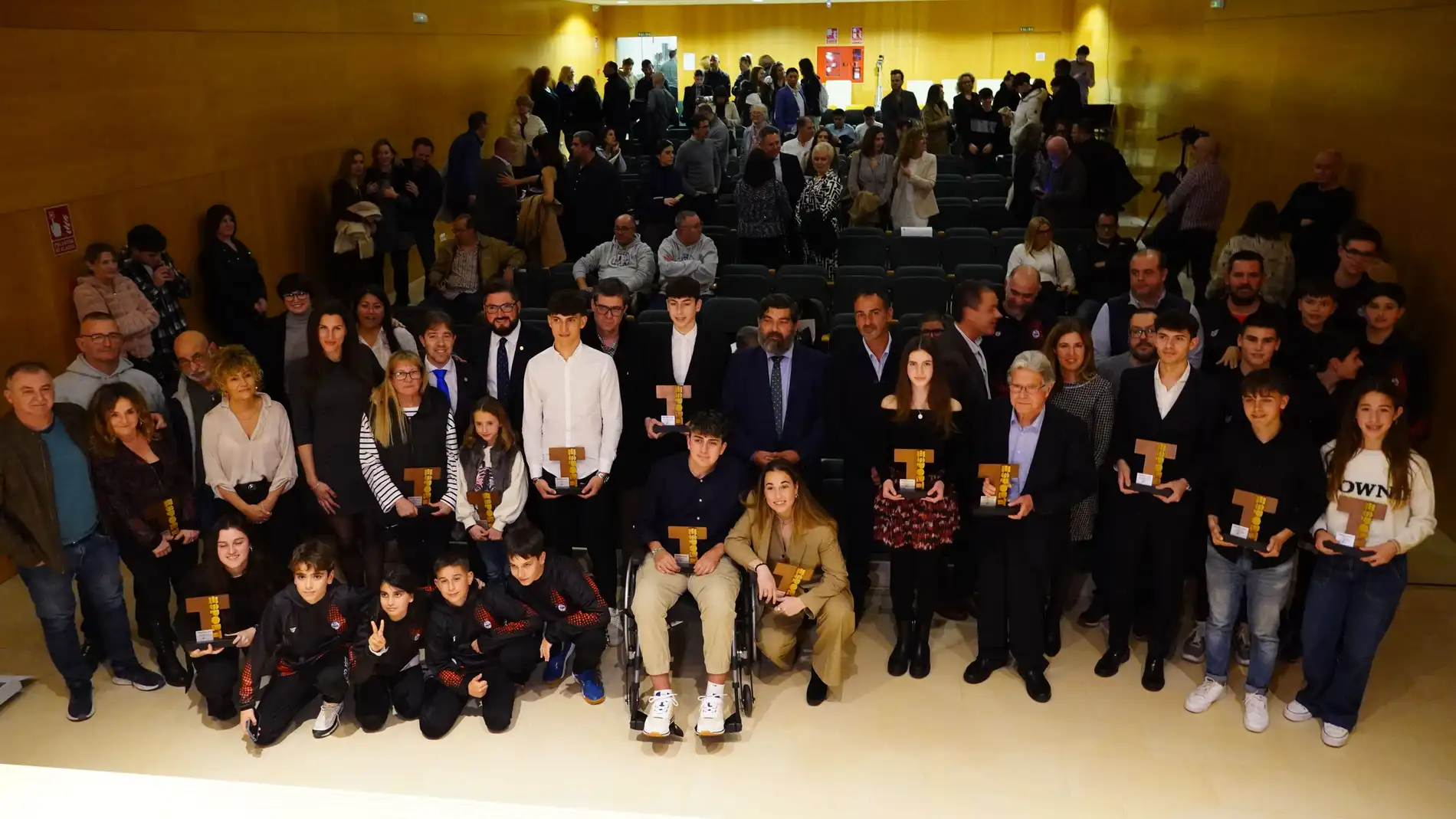 Foto de familia de los 19 clubs y deportistas premiados en la IX Gala del Deporte de Marratxí