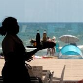 Imagen de archivo de una camarera trabajando en el restaurante de una playa de la Comunitat Valenciana