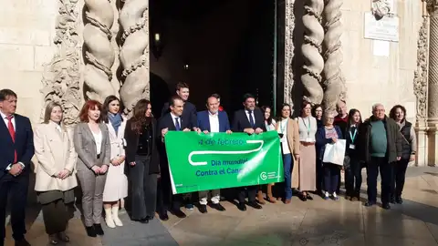 Despliegue de la pancarta contra el cáncer en el Ayuntamiento de Alicante Despliegue de la pancarta contra el cáncer en el Ayuntamiento de Alicante