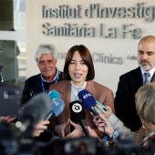  La ministra de Ciencia, Innovación y Universidades, Diana Morant, atiende a los medios de comunicación tras su visita al Instituto de Investigación Sanitaria La Fe de Valencia. 