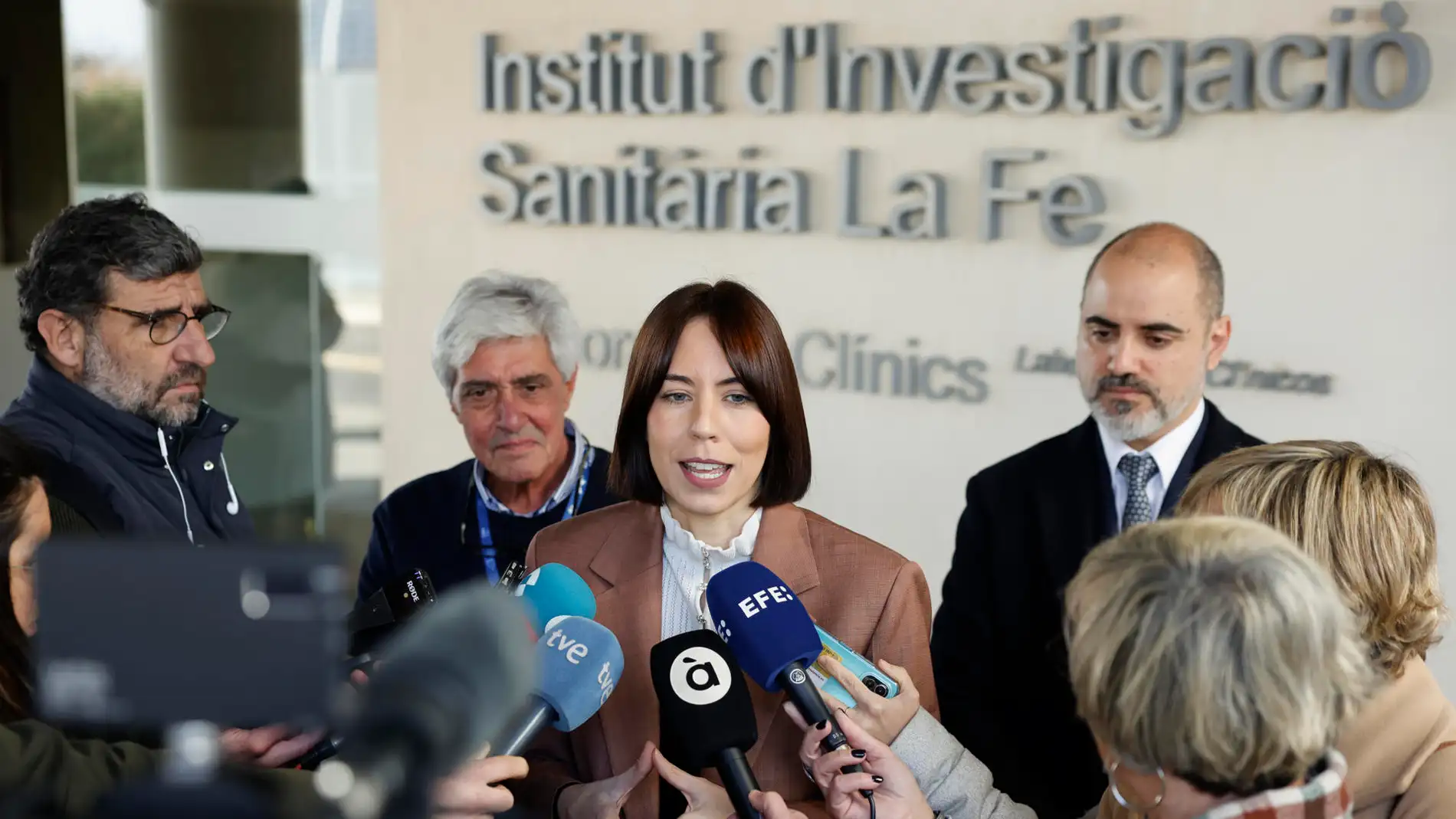  La ministra de Ciencia, Innovación y Universidades, Diana Morant, atiende a los medios de comunicación tras su visita al Instituto de Investigación Sanitaria La Fe de Valencia. 