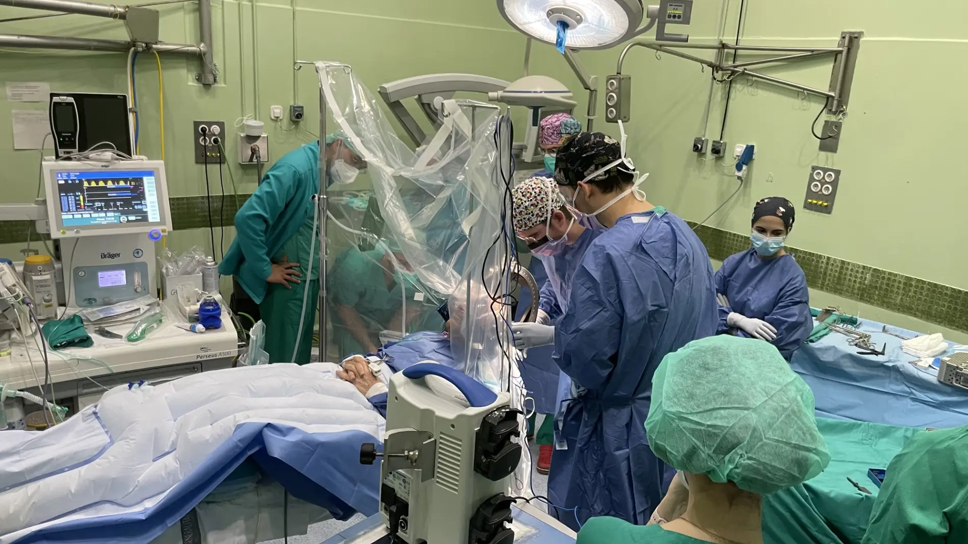 Intervención quirúrgica al paciente con Parkinson en el Hospital General Universitario de Elche. 