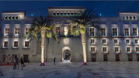 Simulaci&oacute;n de la iluminaci&oacute;n que se proyecta sobre la fachada del Ayuntamiento de Elche. 