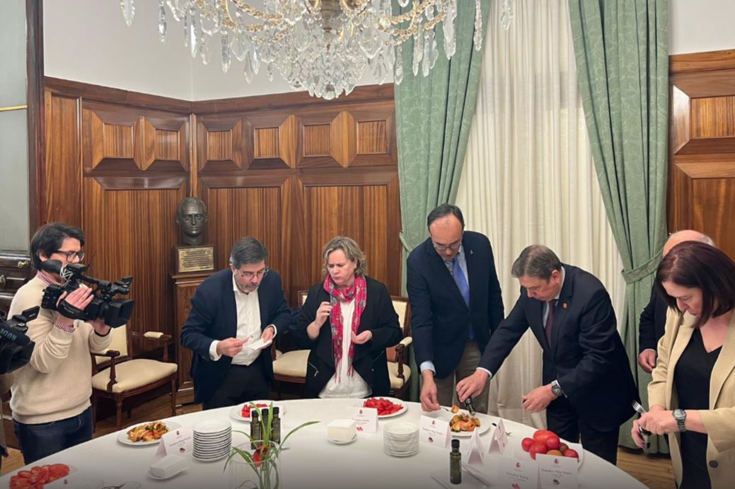 Planas organiza una cata de "excelentes" tomates ecológicos españoles tras las críticas al producto en Francia Planas organiza una cata de "excelentes" tomates ecológicos españoles tras las críticas al producto en Francia