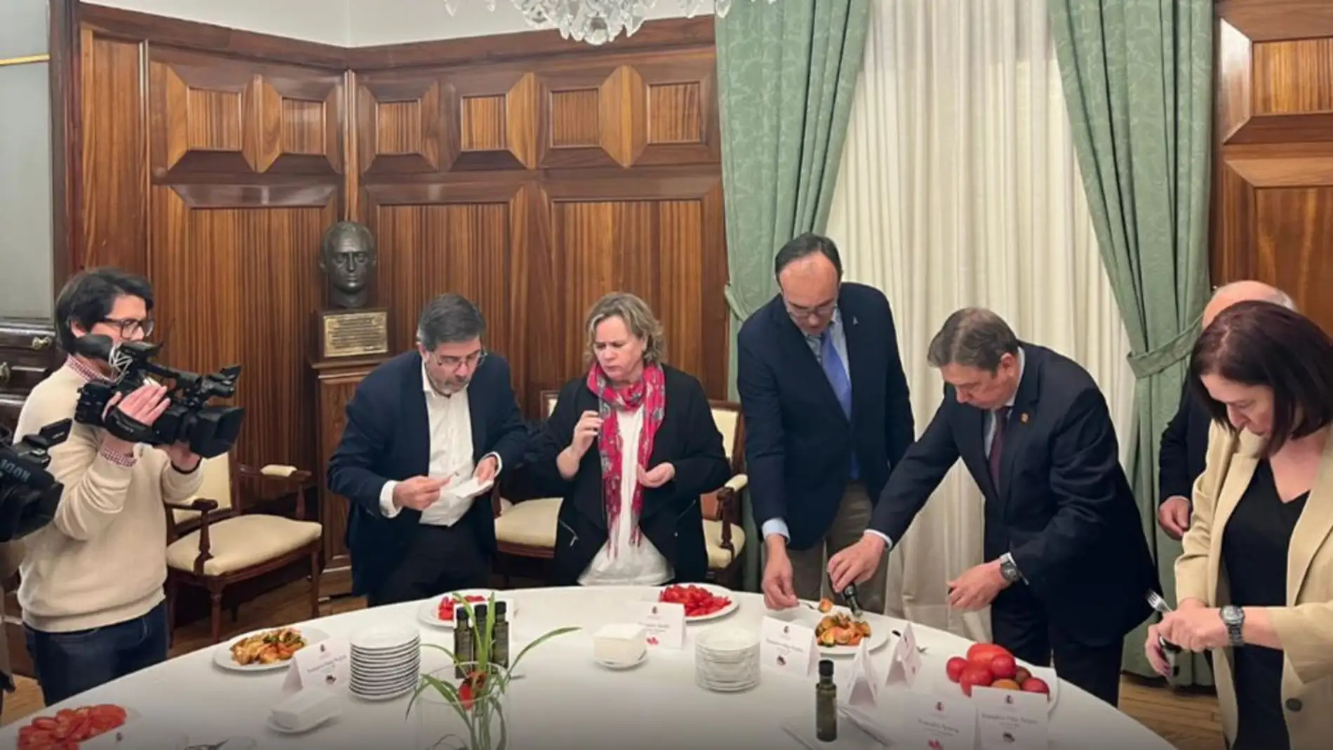 El ministro Planas junto a los representantes de las organizaciones agrarias celebra una cata de tomates españoles/ Onda Cero | Jessica de Jesús