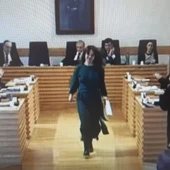 Pilar Zamora abandona el salón de plenos tras renunciar a su acta de concejal Pilar Zamora abandona el salón de plenos tras renunciar a su acta de concejal