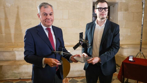 El alcalde de Sevilla Jos&eacute; Luis Sanz junto al alcalde de la localidad francesa de Vernon Fran&ccedil;ois Ouzilleau