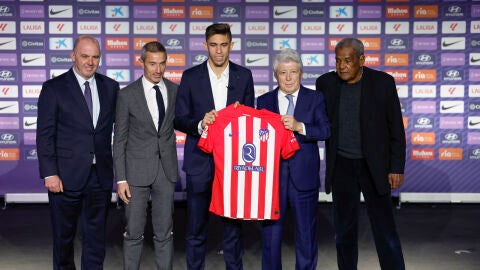 Gabriel Paulista, en el centro, junto a Cerezo, Luiz Pereira, Andrea Berta y Antonio Alonso, durante su presentaci&oacute;n
