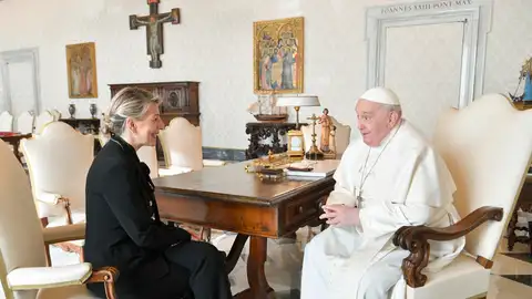 El papa Francisco conversa con Yolanda Díaz durante una audiencia celebrada en el Vaticano. El papa Francisco conversa con Yolanda Díaz durante una audiencia celebrada en el Vaticano.