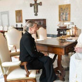El papa Francisco conversa con Yolanda Díaz durante una audiencia celebrada en el Vaticano.