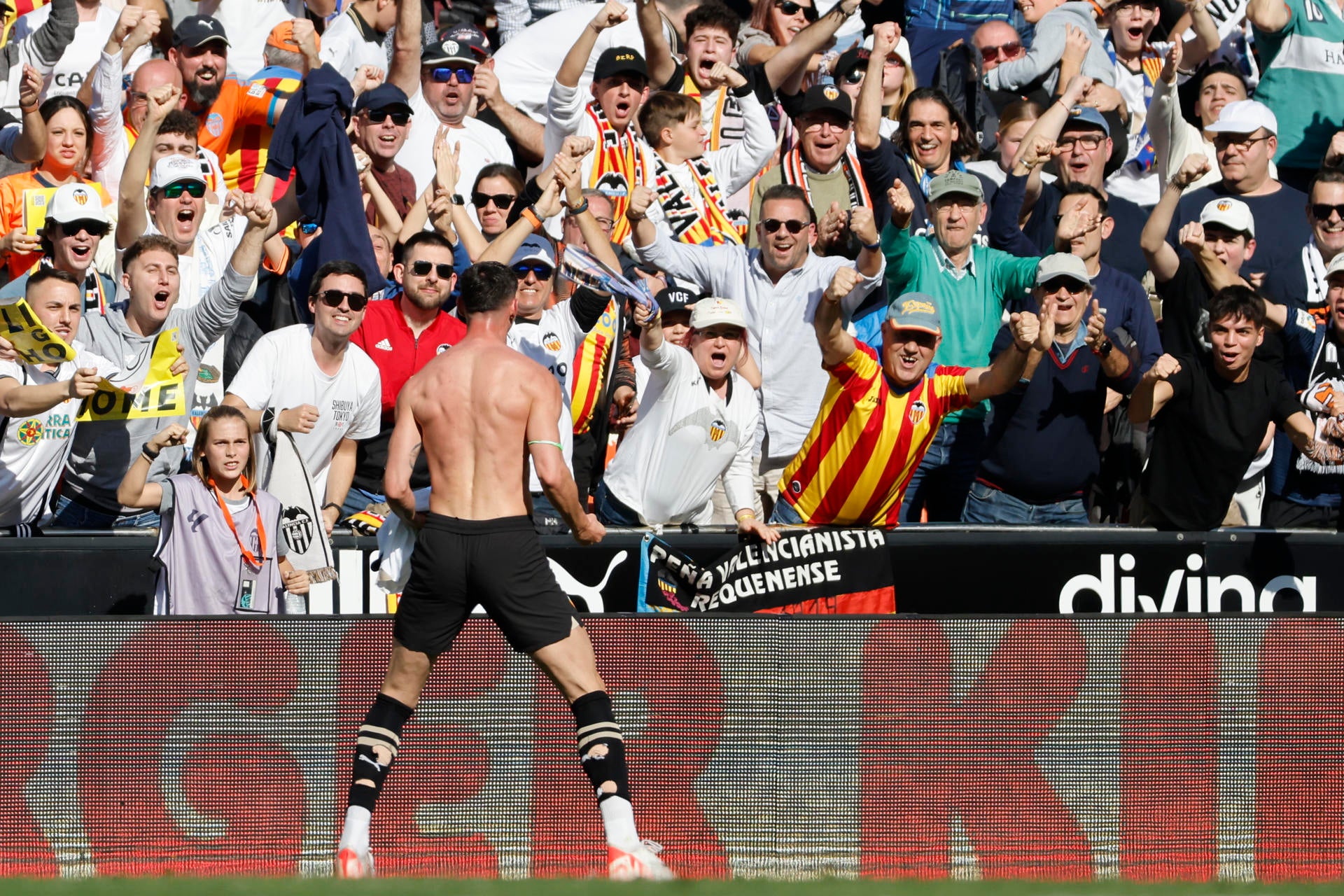 El Valencia sufre para ganar al Almería El Valencia sufre para ganar al Almería