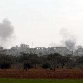 Humo se eleva durante un bombardeo en Siria, en una fotografía de archivo. 