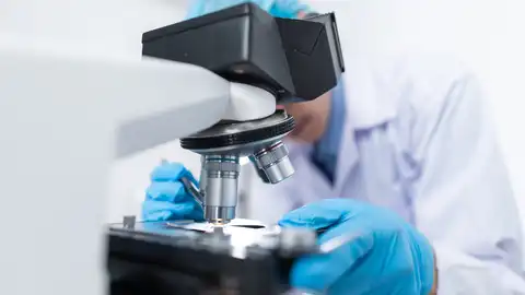 Imagen de archivo de un científico en un laboratorio Sólo el 30% de las terapias para el cáncer están financiadas