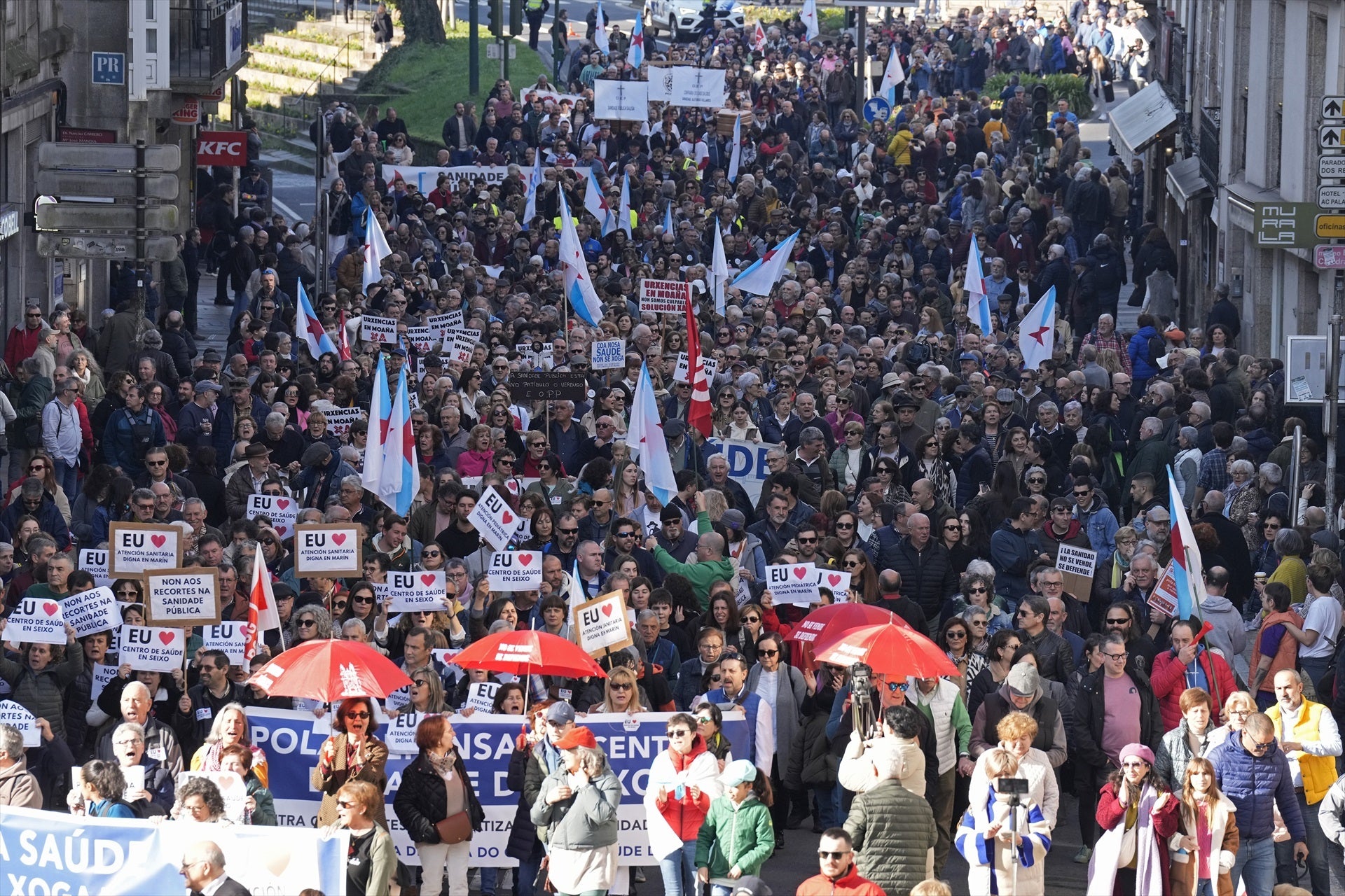 Masiva manifestación en Galicia en defensa de la sanidad pública: "Rueda, atiende, la sanidad no se vende" Masiva manifestación en Galicia en defensa de la sanidad pública: "Rueda, atiende, la sanidad no se vende"