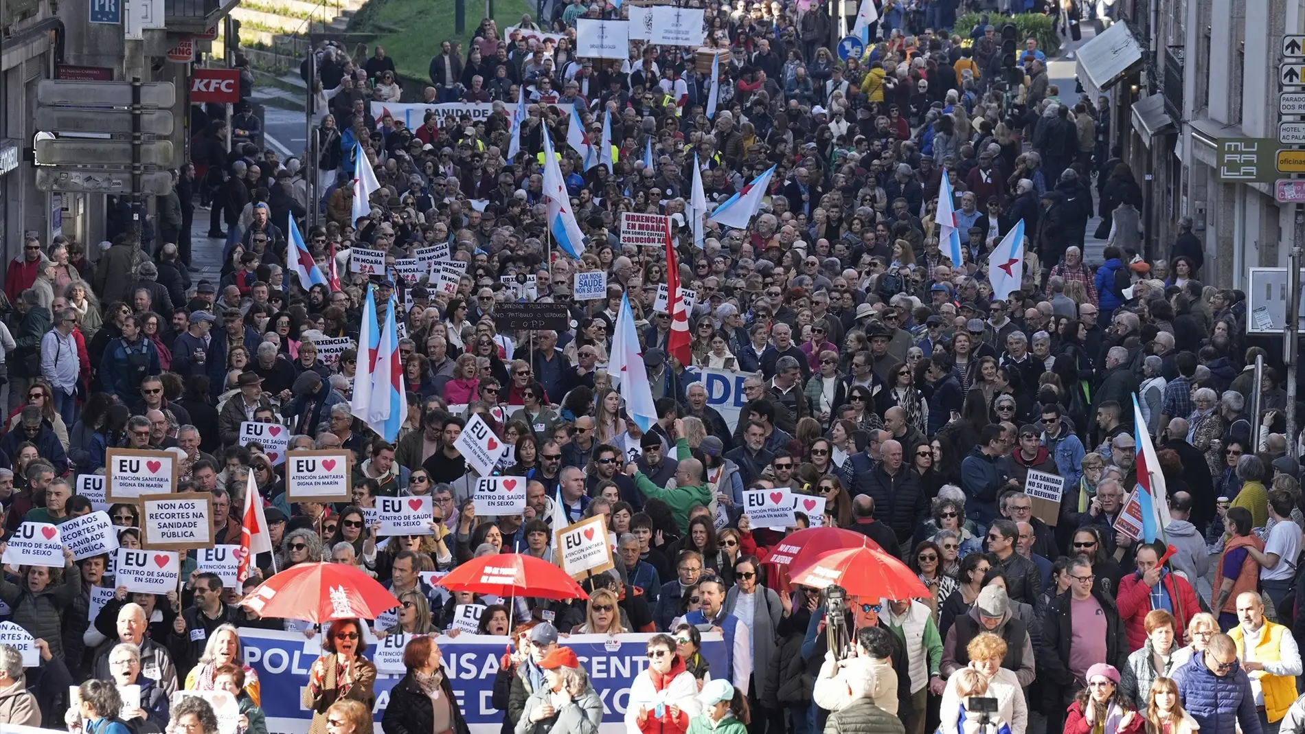 Masiva manifestación en Galicia en defensa de la sanidad pública: "Rueda, atiende, la sanidad no se vende"