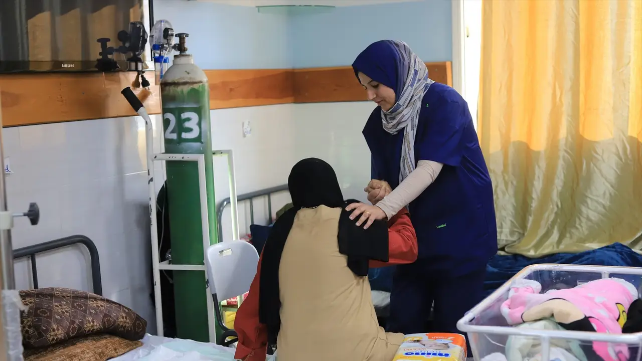 Una enfermera de MSF ayuda a una paciente en el Hospital Emiratí de Rafá. Una enfermera de MSF ayuda a una paciente en el Hospital Emiratí de Rafá.