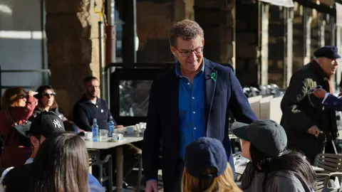 El presidente del Partido Popular, Alberto Núñez Feijóo, durante un paseo este domingo por A Coruña Feijóo seguirá pidiendo el voto para Rueda: "No tengo que pedir permiso para venir a mi tierra"