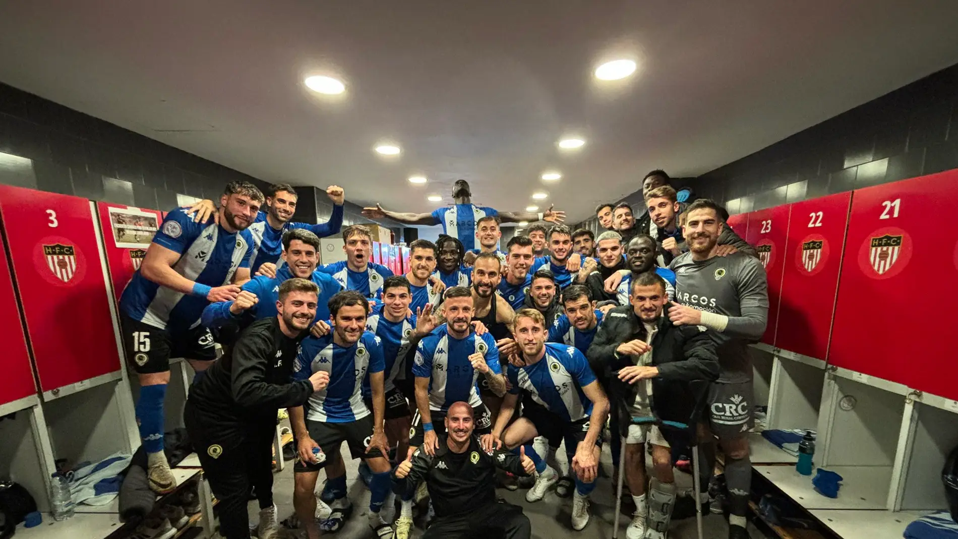 Los jugadores del Hércules celebran en el vestuario el triunfo ante el Sant Andreu.