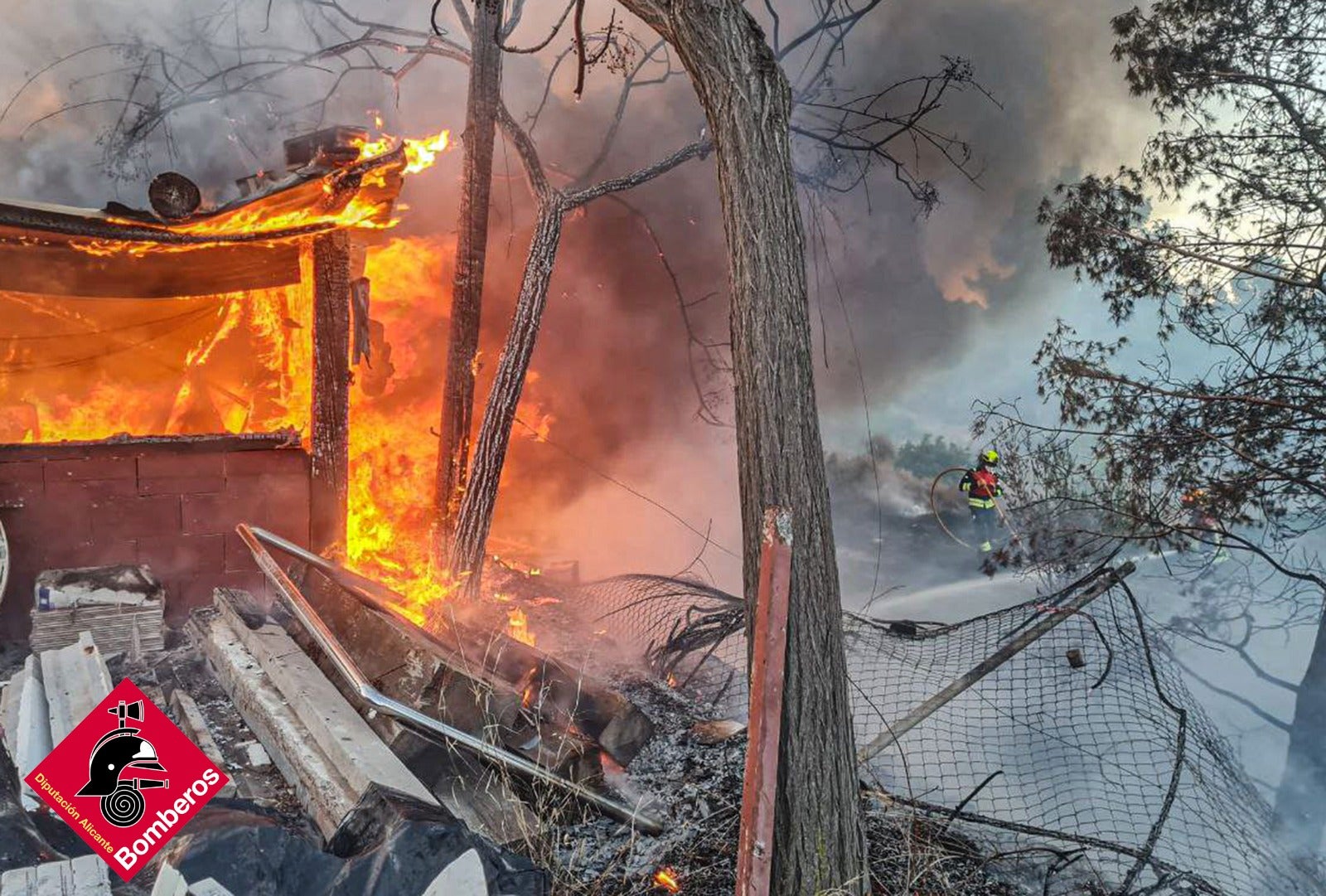 Los bomberos sofocan dos incendios: en una caseta de aperos de La Nucía y en una zona de matorral de Benifato Los bomberos sofocan dos incendios: en una caseta de aperos de La Nucía y en una zona de matorral de Benifato