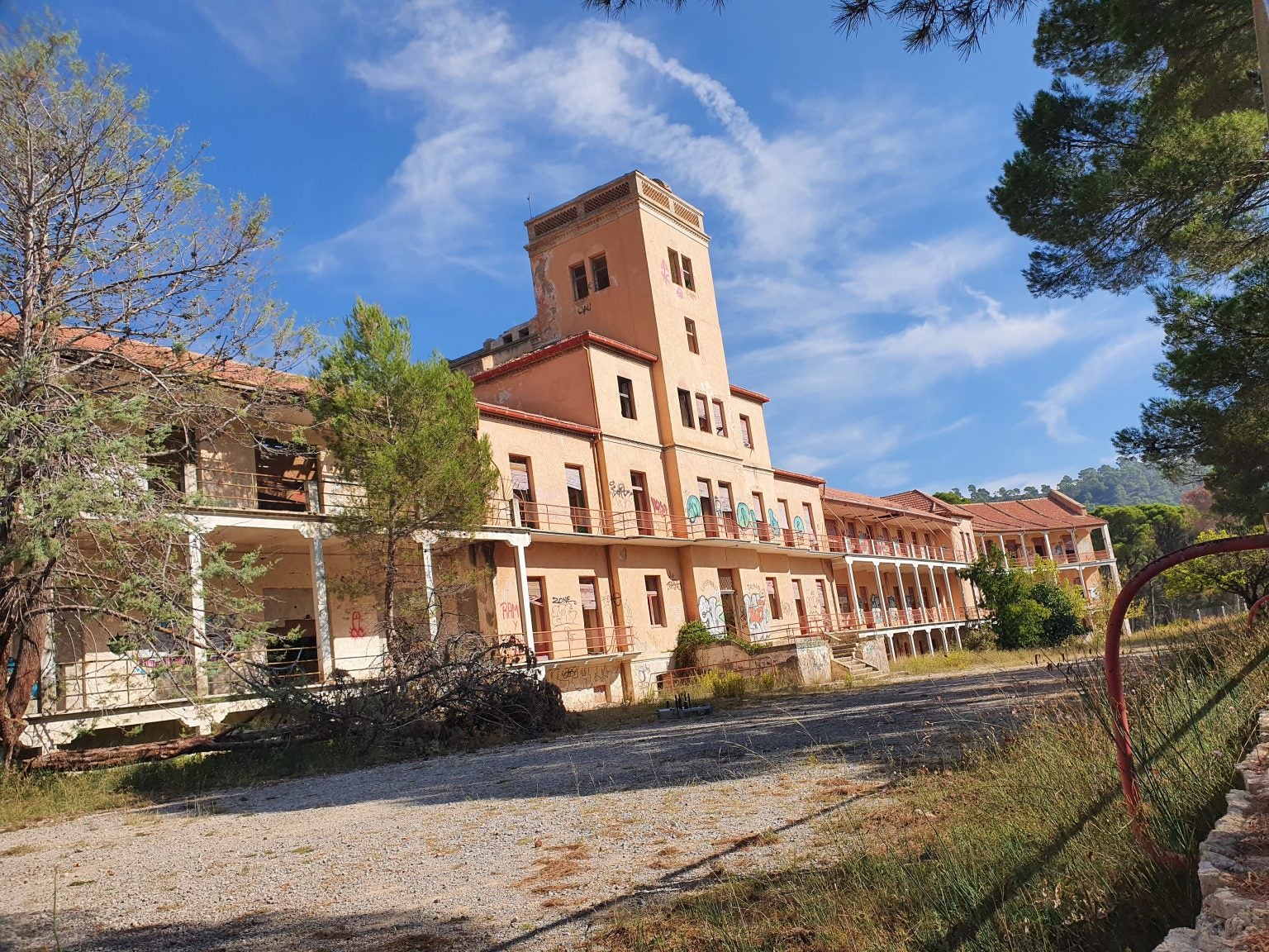 El Sanatorio de Sierra Espuña sigue esperando su rehabilitación El Sanatorio de Sierra Espuña sigue esperando su rehabilitación