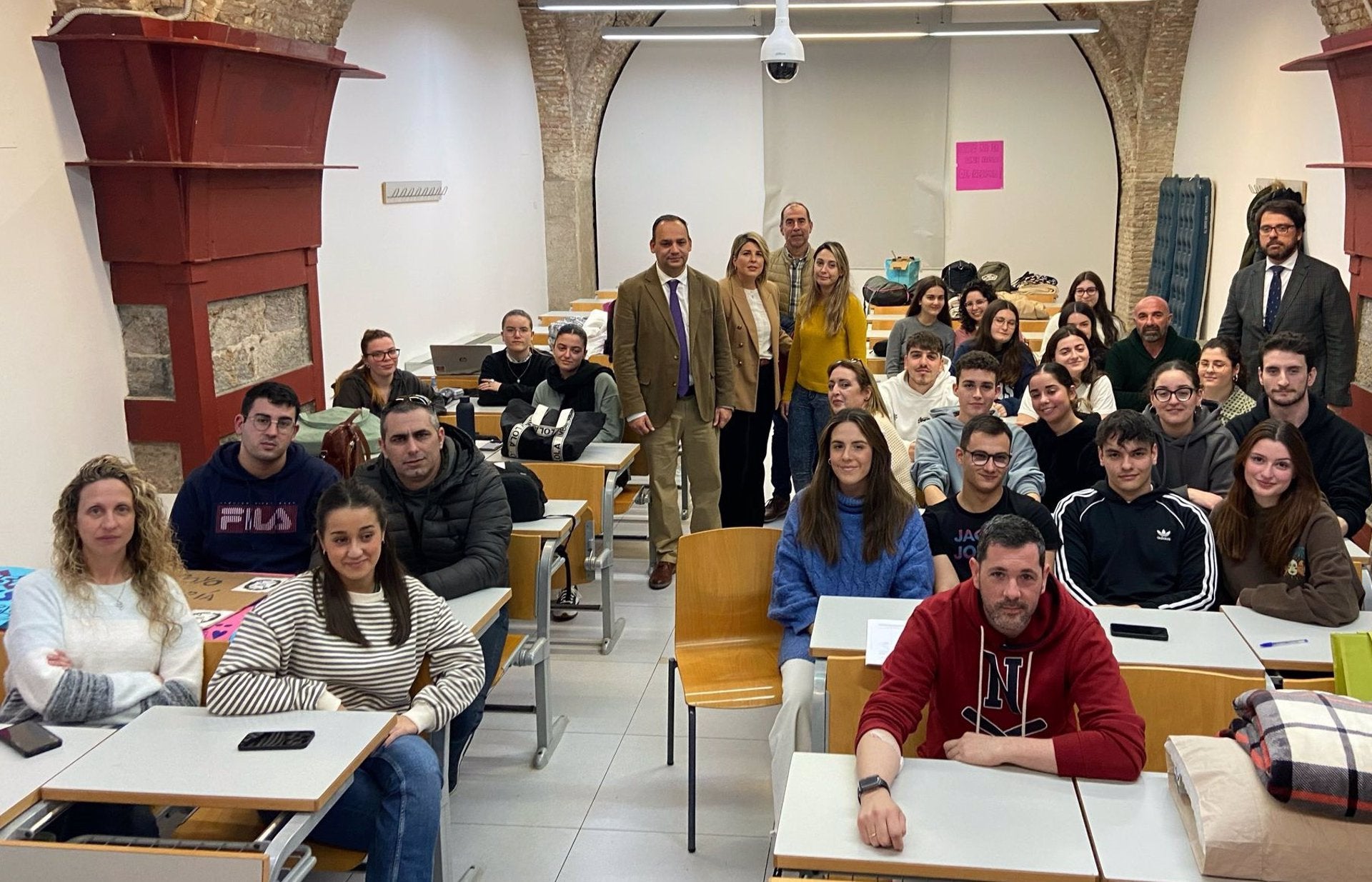 Después de 15 días, los alumnos de Enfermería abandonan la huelga tras el compromiso por escrito de UMU y CARM Después de 15 días, los alumnos de Enfermería abandonan la huelga tras el compromiso por escrito de UMU y CARM