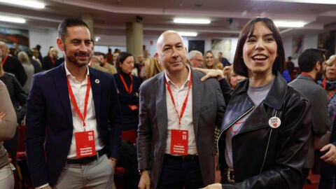 El secretario general del PSPV-PSOE en la provincia de Valencia, Carlos Fernández Bielsa (i), y Alejandro Soler (c), y la ministra de Ciencia e Innovación, Diana Morant 