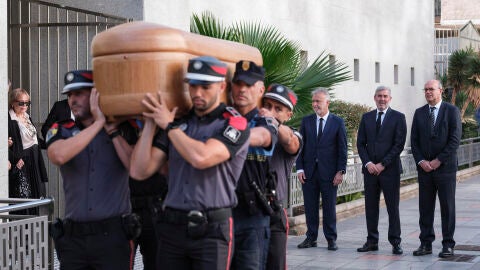 El actual presidente de Canarias, Fernando Clavijo (c); el ministro de Política Territorial del Gobierno de España y expresidente regional Ángel Víctor Torresa (i) y el delegado de Canarias en las islas, Anselmo Pestana (d), acompañan a la viuda del expresidente Lorenzo Olarte Cullen, María de las Nieves Lecuona y Ribot (i), cuando el feretro abandona la capilla ardiente camino de la Iglesia de Santo Domigo donde se ofició este mediodía el funeral de Olarte