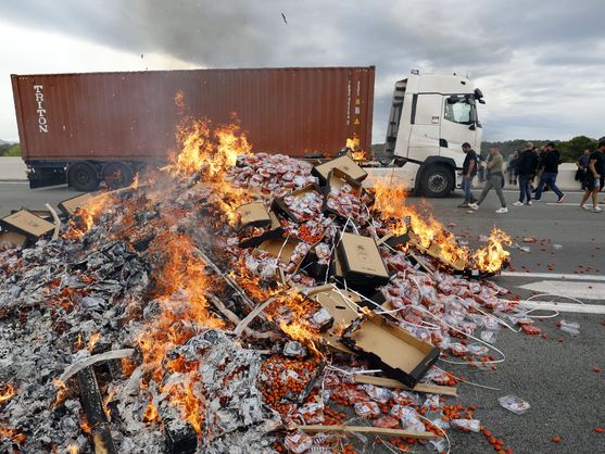 Hablan los camioneros almerienses atrapados en Francia Hablan los camioneros almerienses atrapados en Francia