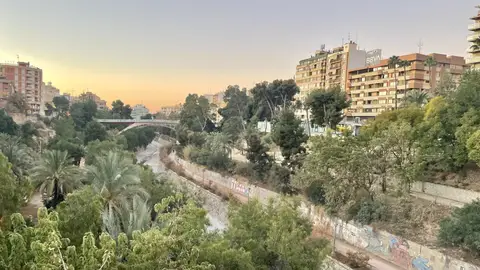 Ladera del río Vinalopó a su paso por el centro de Elche. Ladera del río Vinalopó a su paso por el centro de Elche.