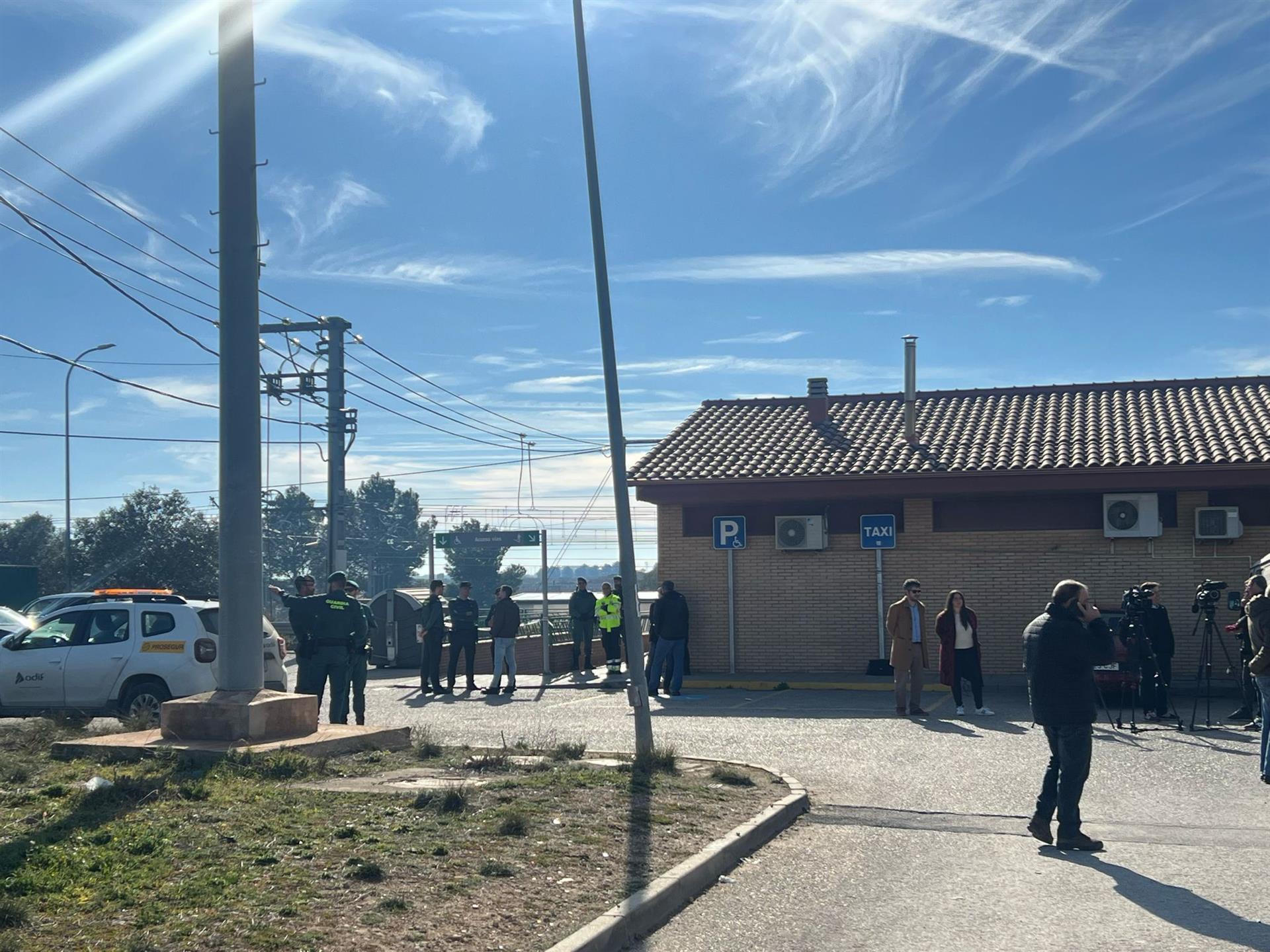 Agricultores intentan cortar la vía del tren en Socuéllamos pero la Guardia Civil lo impide Agricultores intentan cortar la vía del tren en Socuéllamos pero la Guardia Civil lo impide