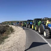 Un momento de la tractorada llevada a cabo en la A-45, en Lucena (Córdoba) Un momento de la tractorada llevada a cabo en la A-45, en Lucena (Córdoba)
