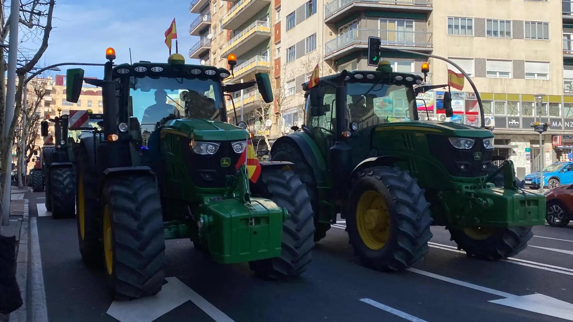 Un grupo de tractores recorre la avenida de Mirat, en Salamanca