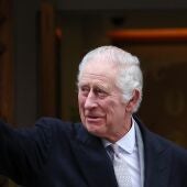 El rey Carlos III de Gran Bretaña saluda a su salida de la clínica de Londres el 29 de enero de 2024